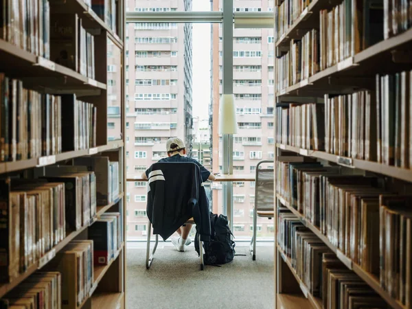 Bibliothek Bücherregal Innenraum Menschen lesen Studie Campus Bildung — Stockfoto