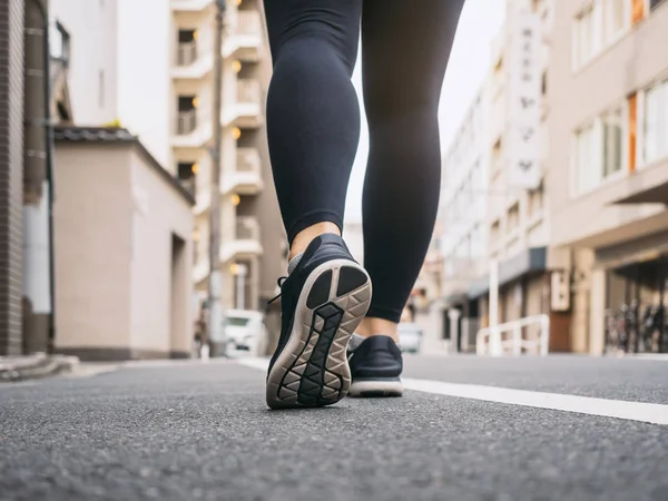 Donna camminando su City street Esercizio mattutino workout stile di vita sano — Foto Stock