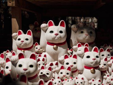 Maneki neko Şanslı Kedi Bebek Gotokuji Tapınağı Tokyo 'da 