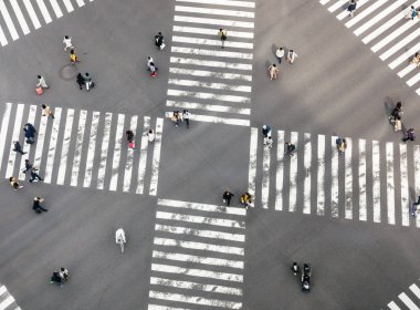 Karşıdan karşıya geçen insanlar Tokyo 'ya tepeden bakıyorlar.