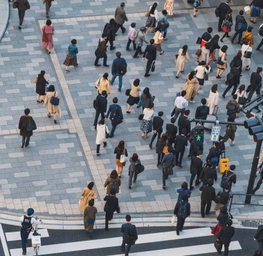 Tokyo caddesinde yürüyen Asyalılar