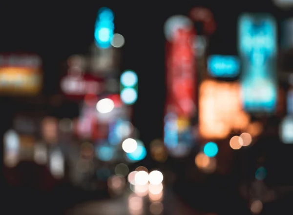 Bokeh Πολύχρωμο φως πόλη νέον σημάδι στο κέντρο της νύχτας Θολή φόντο — Φωτογραφία Αρχείου
