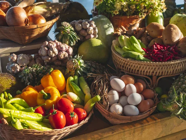 Frutta e verdura Uova nel paniere vendono nel mercato Prodotti alimentari freschi — Foto Stock