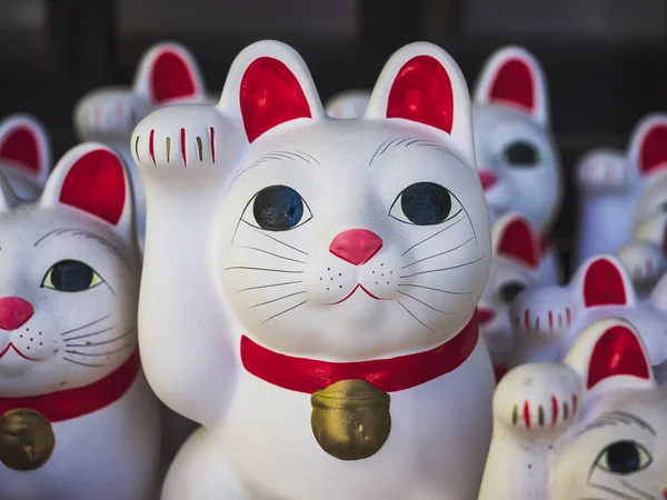 Gato afortunado Maneki neko Japón cultura en Gotokuji templo Tokio — Foto de Stock