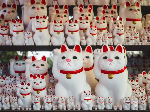 Gato afortunado Maneki neko Japón cultura en Gotokuji templo Tokio — Foto de Stock