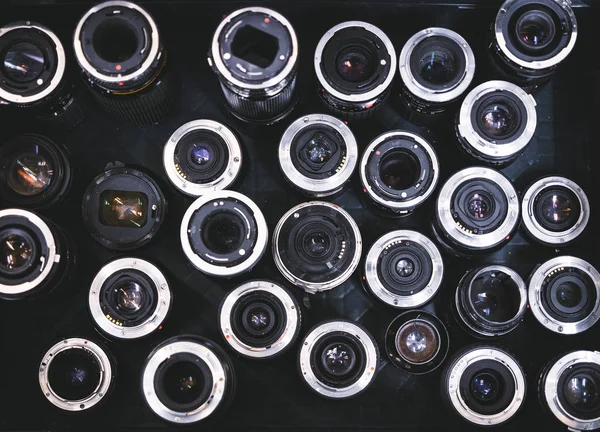 Colección de lentes Equipo fotográfico en la colección de la tienda de cámaras — Foto de Stock