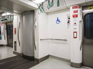 Tekerlekli sandalye. Tekerlekli sandalye. Trende ve metroda ulaşılabilir.