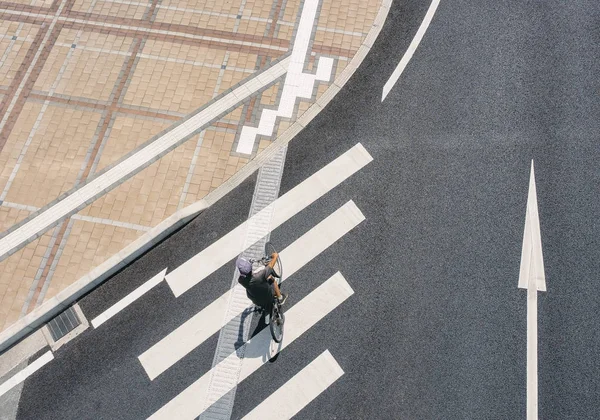 Menschen Reiten Fahrrad Querung Straße Weg Luftaufnahme Stadt — Stockfoto