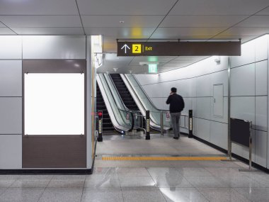 Banner Işıkkutusu Boş Medya Reklamcılığını mekan içi metro istasyonunun yürüyen merdiveni ile kurgula