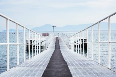 Pier Köprüsü Yürüyüş Perspektifi Göl ve Dağ Manzarası 