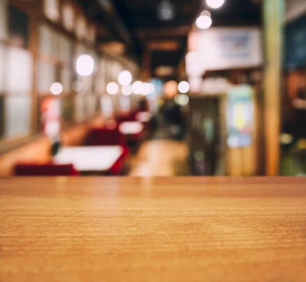 テーブルトップ木製カウンターカフェレストランカフェ席インテリアぼかしの背景 — ストック写真