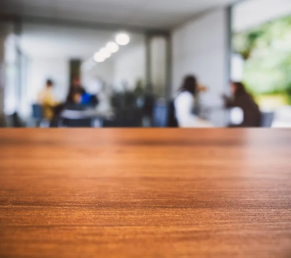 Tischplatte Holztheke Cafe Restaurant Interieur Mit People Blur Hintergrund — Stockfoto