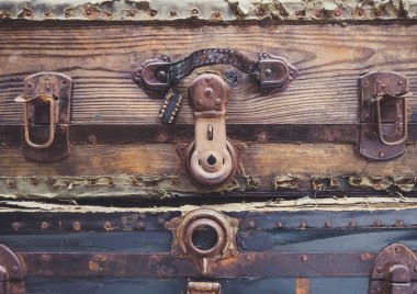 Eski bavul. Antika koleksiyonu olan ahşap kilidi aç.