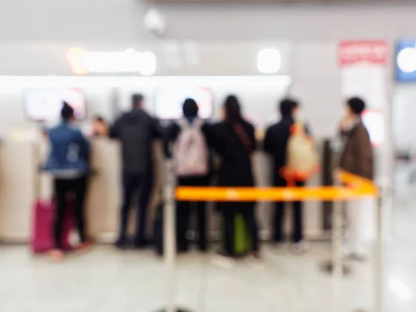 Grupo Viajeros Esperando Aeropuerto Servicio Mostrador Información Personas Asiáticas Con — Foto de Stock
