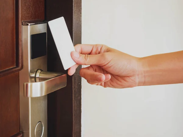 Hand Holding Nyckelkort Tillgång Till Hotellrum Tillgång Till Säkerhet — Stockfoto