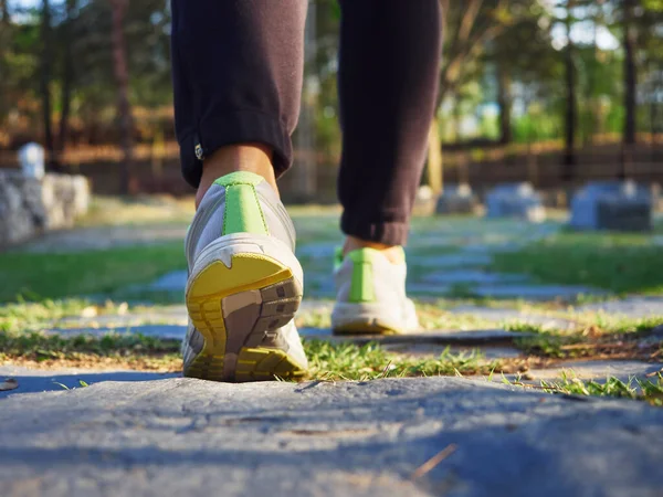 Donna Che Indossa Scarpe Sportive Camminare Nel Parco Esercizio All — Foto Stock