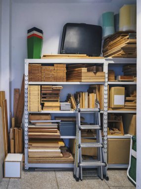 Marangoz odasının deposu, merdivenli ahşap çerçeve.