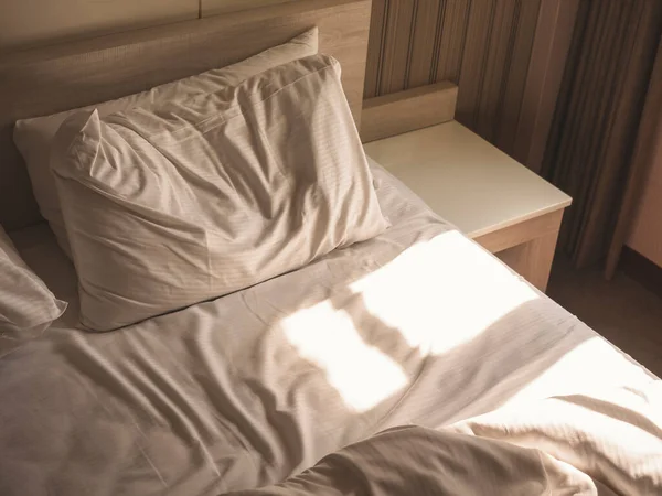 床床垫和枕头在早晨的阳光下把卧室弄得乱七八糟 — 图库照片
