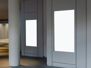 Boş Beyaz Poster, ışık kutusu dijital ekranı ayarladı. Medya reklam görüntüsü, kapalı alandaki kamu binası görüntüsünü oluşturdu.