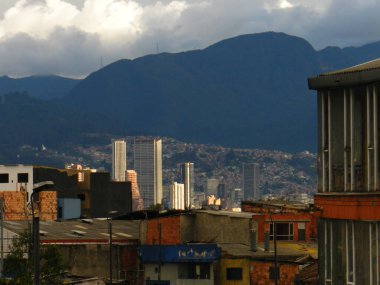 Bogota 'nın gökyüzü güneşli bir günde 68.