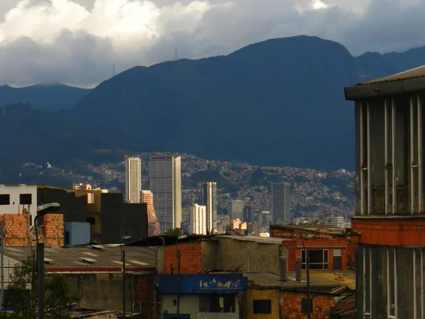 Bogota 'nın gökyüzü güneşli bir günde 68.