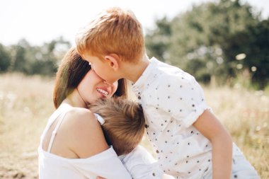 Happy Time'da güneşli güzel gün birlikte doğada harcama iki oğlu ile annesi. Çocuklar kırmızı-tüyleri vardır. 2 yılını ve 7 yaşında.