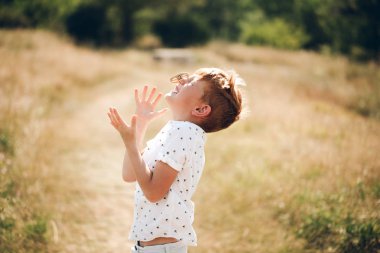 Çocuk ile topluca spinner burnunda açık havada oynuyor. Oğlum 6 yaşında ve Kızıl saçlı o.