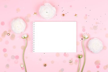 Defter üzerinde pastel pembe çiçekli