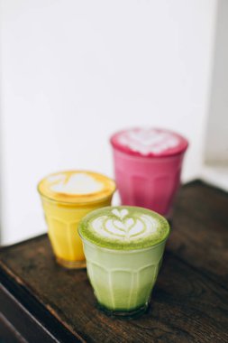 Modaya uygun çeşitli renklerde lattes.