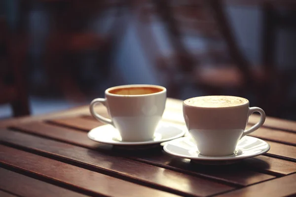 Duas Xícaras Brancas Mesa Madeira Café Está Vazio Outro Está — Fotografia de Stock