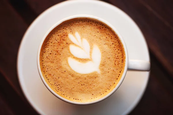 Egy Csésze Cappuccino Tökéletes Tejeskávéval Asztalon Felülnézet Makró — Stock Fotó