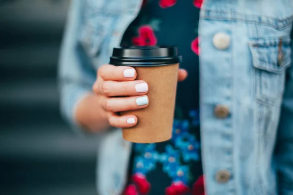 Weibliche Hand Mit Pappbecher Kaffee Zum Mitnehmen — Stockfoto