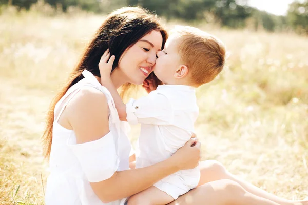 Concepto Paternidad Feliz Joven Madre Hijo Pelirrojo Dos Años Pasando —  Fotos de Stock