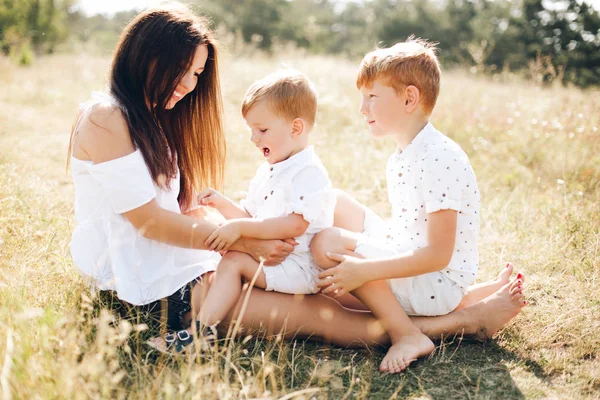 Madre Con Dos Hijos Pasando Tiempo Feliz Juntos Naturaleza Día —  Fotos de Stock