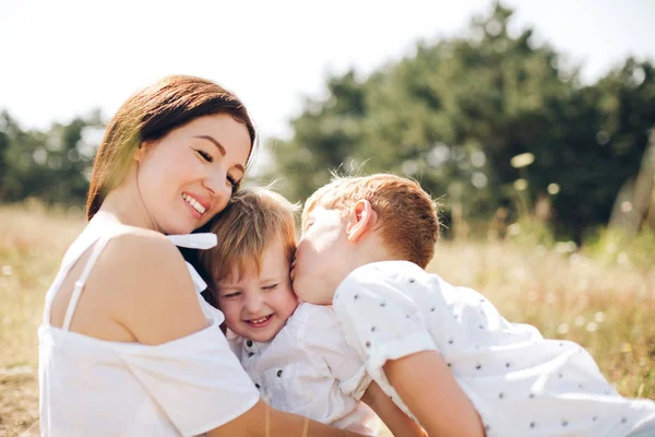 Madre Con Dos Hijos Pasando Tiempo Feliz Juntos Naturaleza Día —  Fotos de Stock