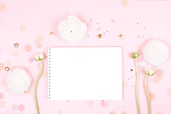 Cuaderno con flores sobre fondo pastel rosa —  Fotos de Stock