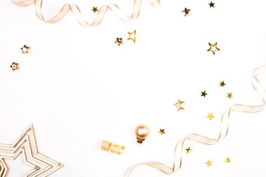 Beyaz arka plan, Noel kavramı tebrik üzerinde altın Noel süsleri