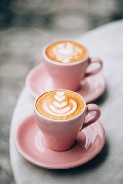 cappuccino latte sanat tablo ile iki güzel pembe bardak