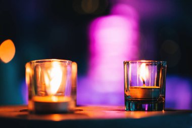 Spa bölgesinde güzel rahatlatıcı ışık ve bulanık renkli zemin ile mum.