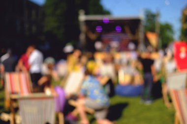 Yaz sokak gıda Festivali. Festival kentsel kişi ile arka plan bulanık.