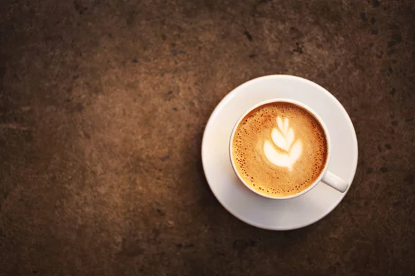 Vit Kopp Cappuccino Med Latte Art Mörka Bord Med Kopia — Stockfoto