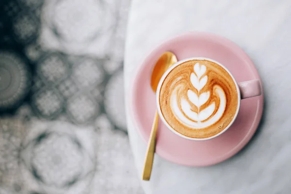 Cangkir Merah Muda Cappuccino Dengan Seni Latte Atas Meja Putih — Stok Foto