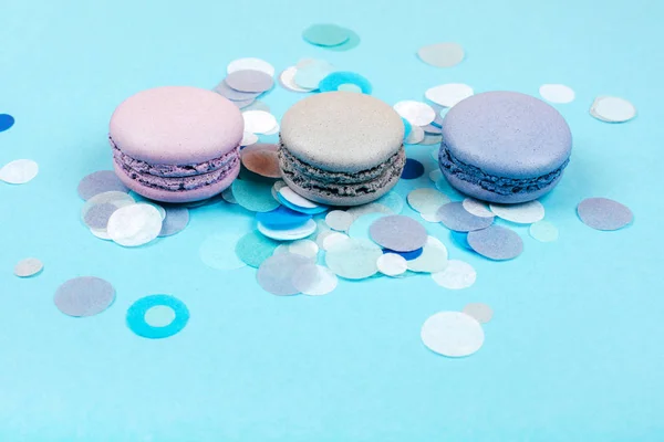 Macarons Colorés Sur Fond Bleu Avec Confettis Plat — Photo