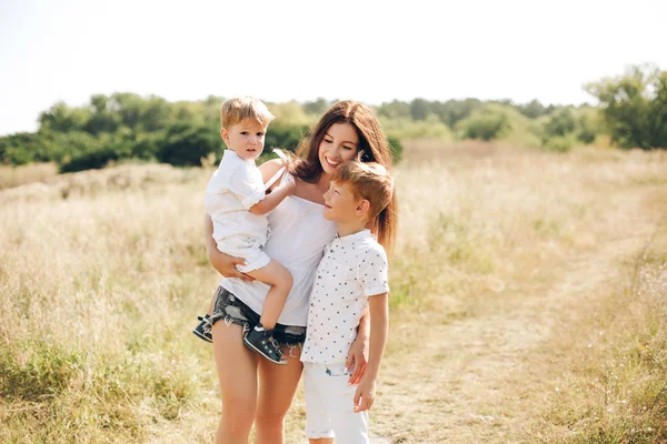 Joven Hermosa Madre Con Dos Hijos Pasar Tiempo Feliz Juntos —  Fotos de Stock