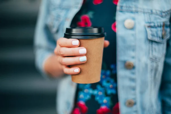 Vrouw Met Afhaalmaaltijden Koffie Kopje Papier — Stockfoto