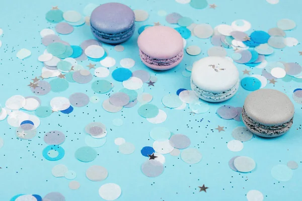 Położyć Kolorowe Macarons Niebieskim Tle Konfetti Płaskie — Zdjęcie stockowe