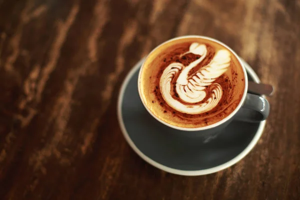 Tazza Cappuccino Con Latte Cigno Art Sul Tavolo Legno — Foto Stock