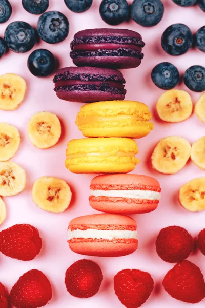 meyve macarons üç tür: ahududu, muz ve yaban mersini, taze çilek ile 