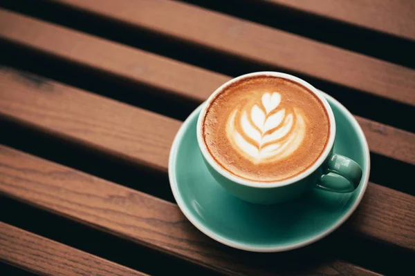Πράσινο Φλυτζάνι Του Cappuccino Latte Art Στο Ξύλινο Τραπέζι — Φωτογραφία Αρχείου
