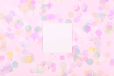 Canlı konfeti beyaz metniniz için temiz boş ile pastel pembe arka plan üzerinde. Tasarımınız için Festival zemin.